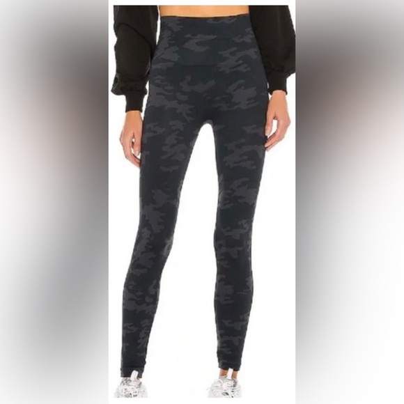 SPANX Pants - Spanx Camo‎ Leggings Black Sz M Shape Wear Sculpting